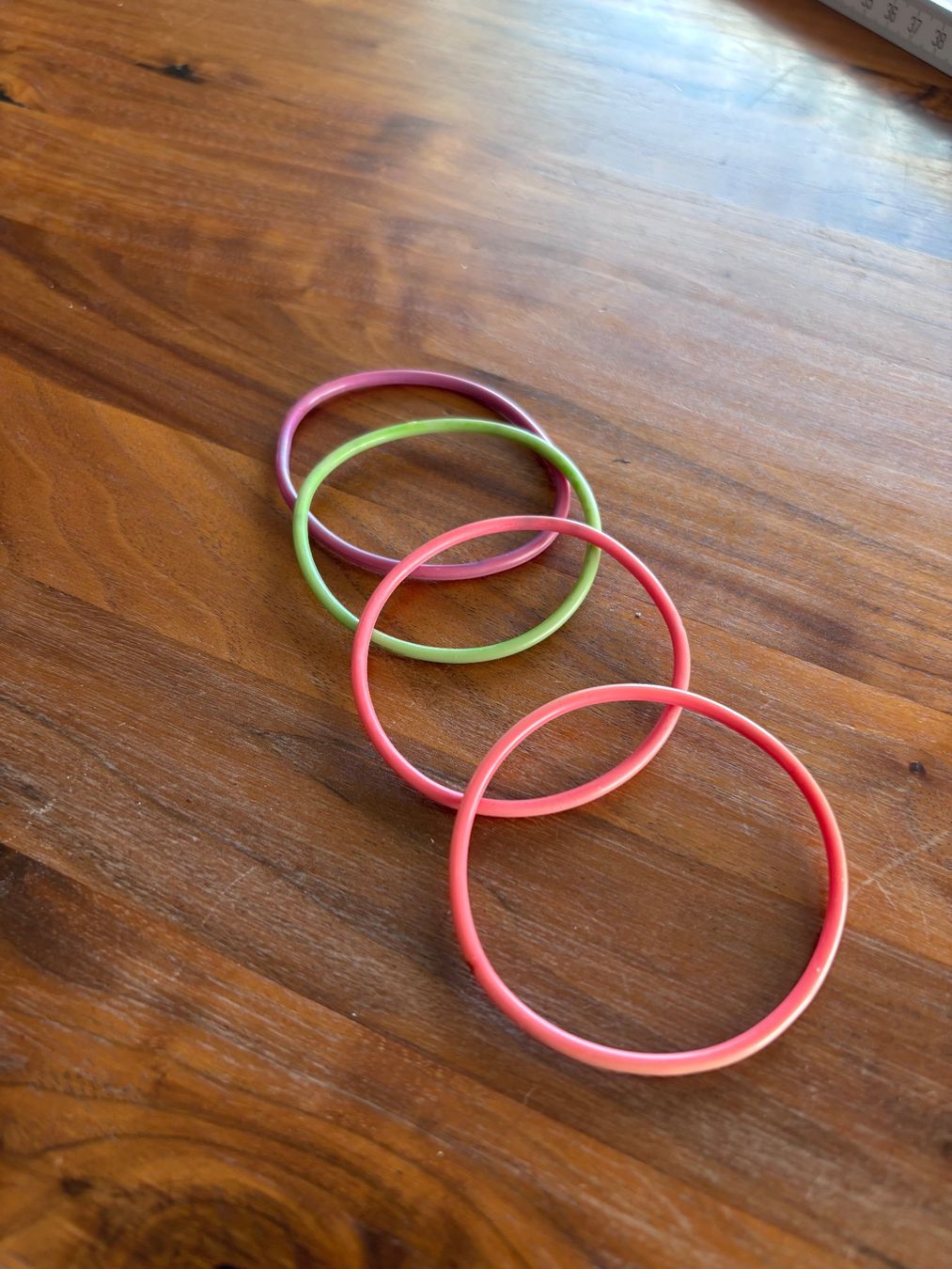 Armbänder & -reifen: 4 Armbänder farbig für Kinder – Gebraucht aus Balsthal von Uroby