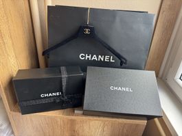 Originales Chanel Luxus-Verpackungsset mit Samtkleiderbügel 