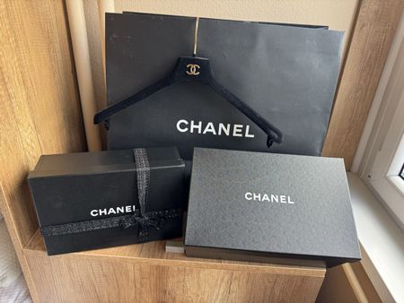 Originales Chanel Luxus-Verpackungsset mit Samtkleiderbügel 
