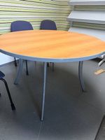 Runder Tisch ohne Stühle zu verschenken