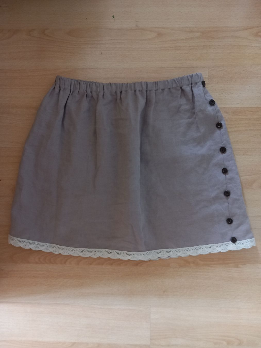 Röcke: Jupe beige en lin à boutons et dentelle – Gebraucht aus Faoug von per_kp6r
