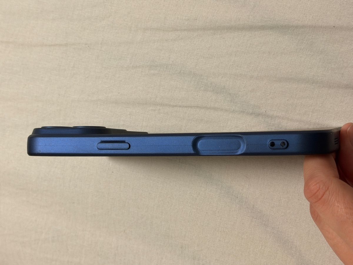 Covers & Schutzfolien: Coque iPhone 17 Pro Max bleue – Gebraucht aus Grenchen von 24.07LD 2