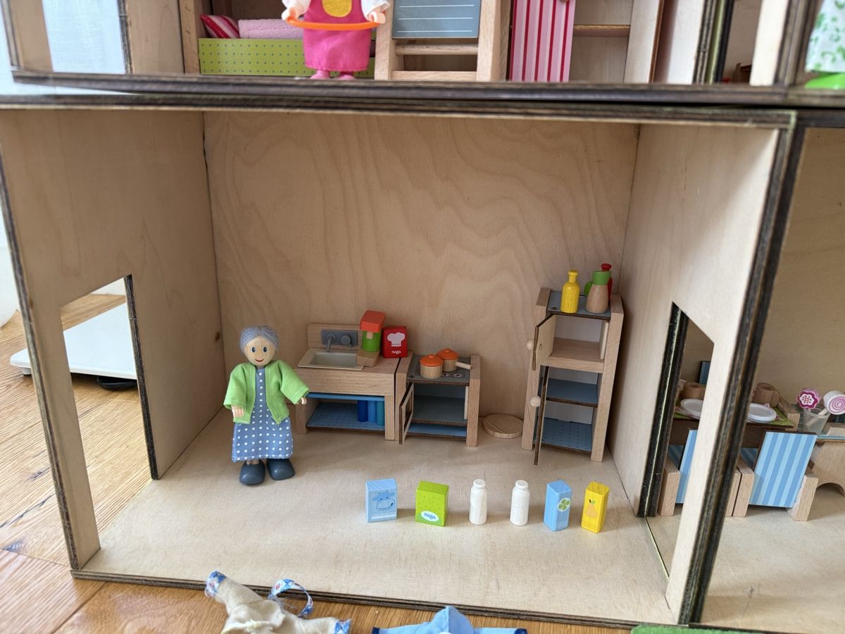 Case e mobili per bambole: Doppel-Puppenhaus mit Zubehör – Usato da Steinmaur venduto da kbraun01 1