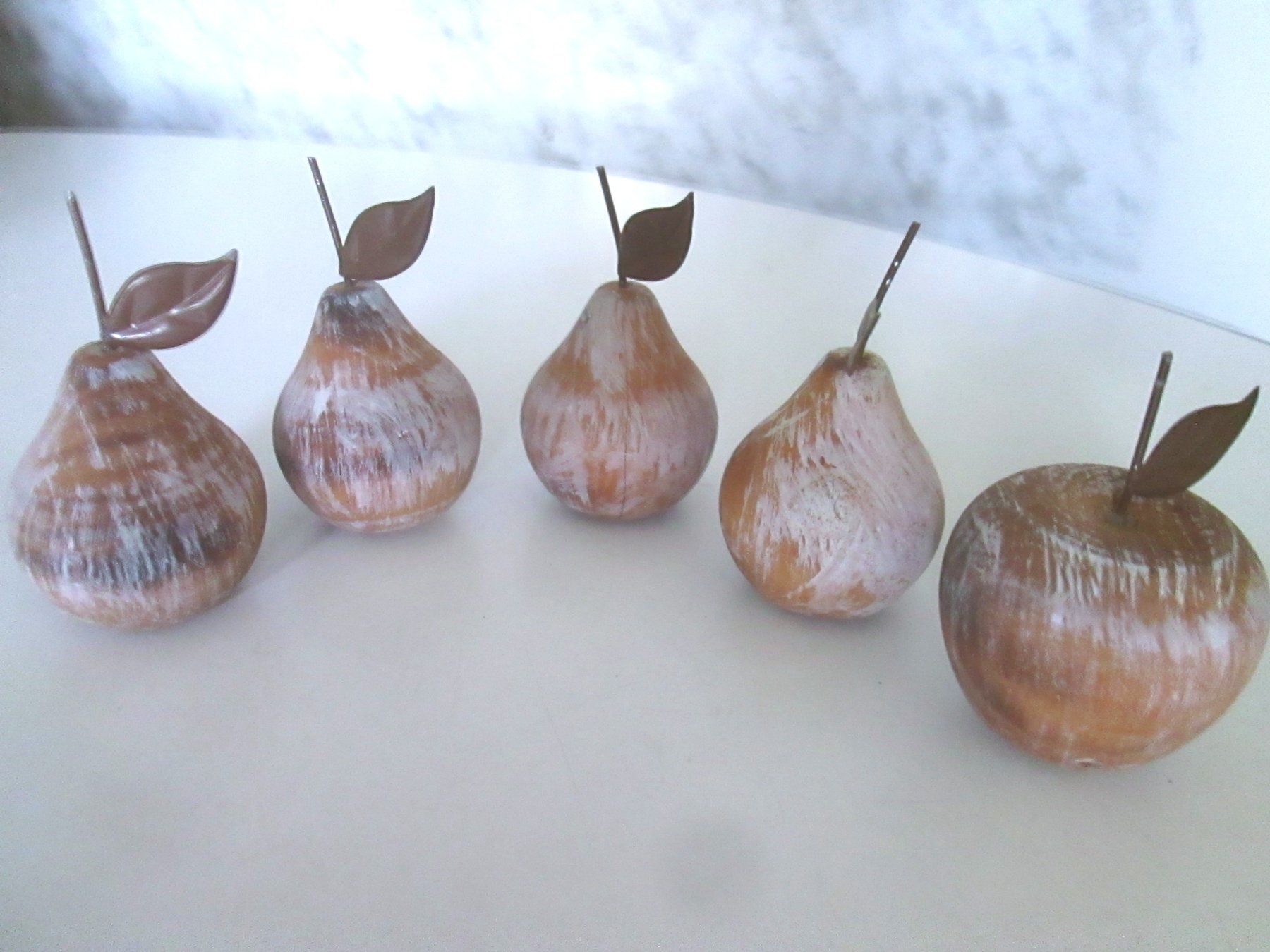 Toutes les décorations: Holzfrüchte mit Eisengriff – D'occasion à Sementina par babucia