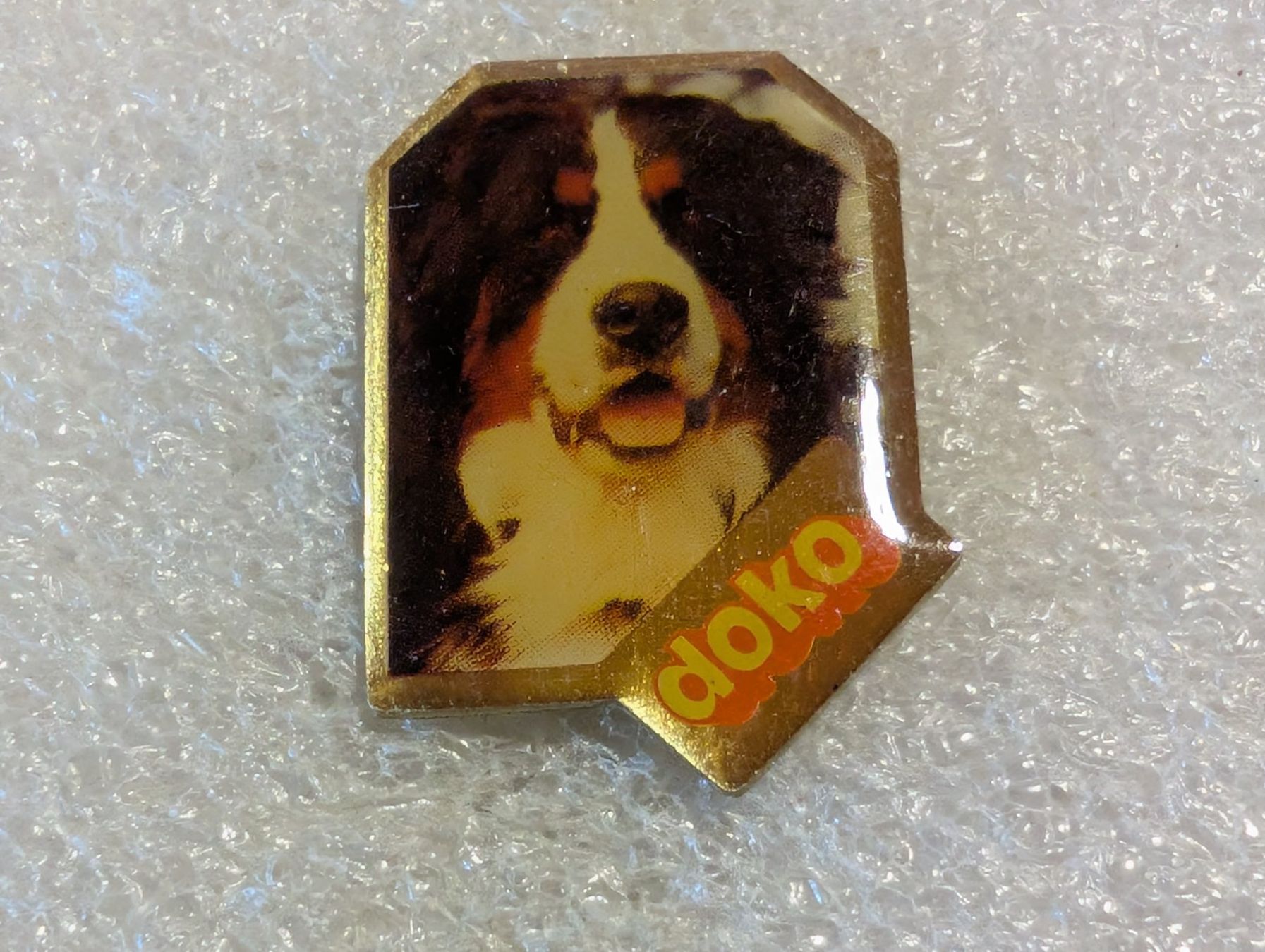 Placchette & Badge: Ansteckpin 102: Doko – Usato da Oppligen venduto da Pin-Fall-Shop