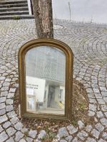 Spiegel mit goldenem Rahmen, Rundbogen, Gebrauchsspuren, 