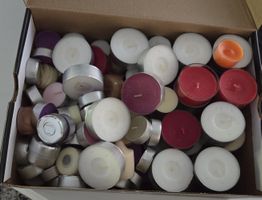 Schuhschachtel voll mit Teelichtern mit und ohne Duft