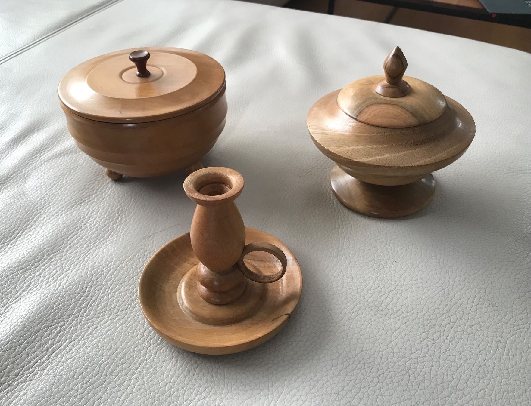 Toutes les décorations: Holz-Set: Dose, Schale mit Deckel und Kerzenständer – D'occasion à Hittnau par Noppi