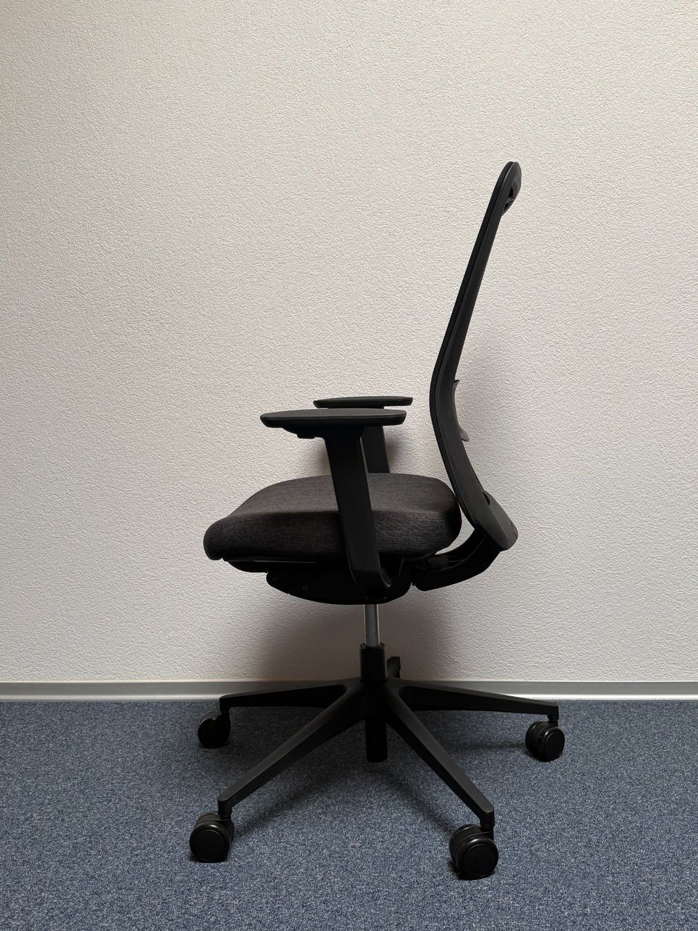 Chaises: Bürostuhl Netzrücken NEU – Neuf avec emballage d'origine à Liestal par SFLiestal