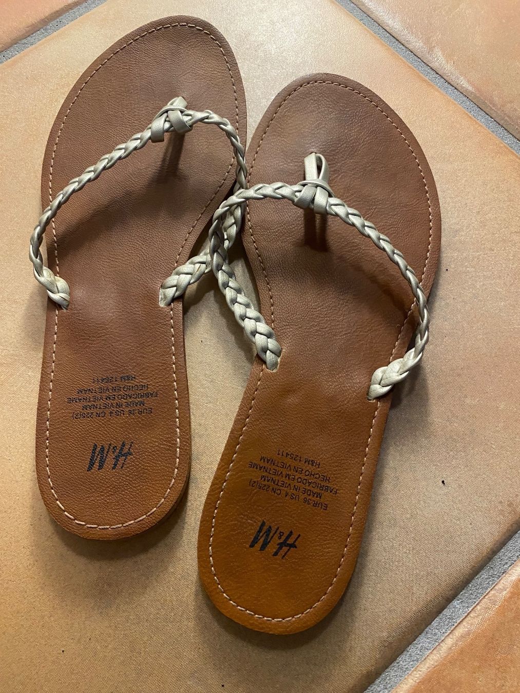 H&M Scarpe per ragazze: Flipflops mit Zöpfli, Gr. 36 – Usato da Dornach venduto da Dlimi 1