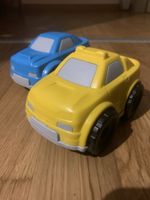 Lot de 2 voitures en plastique pour enfant.