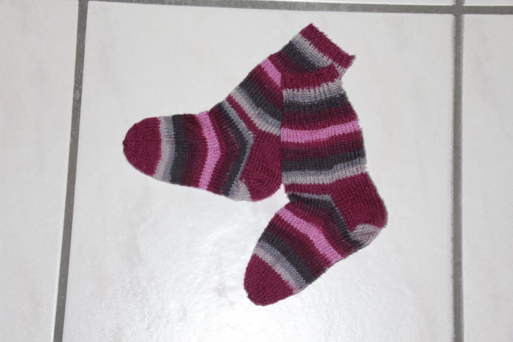Calze per bambini: Handgestrickte Kindersocken Grösse 24 – Nuovo e nell'imballaggio originale da Wallenwil venduto da Sahron