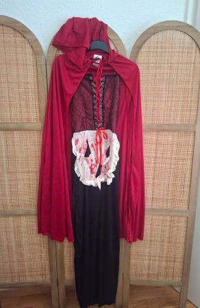 Déguisement vampire femme avec cape rouge et noire Halloween