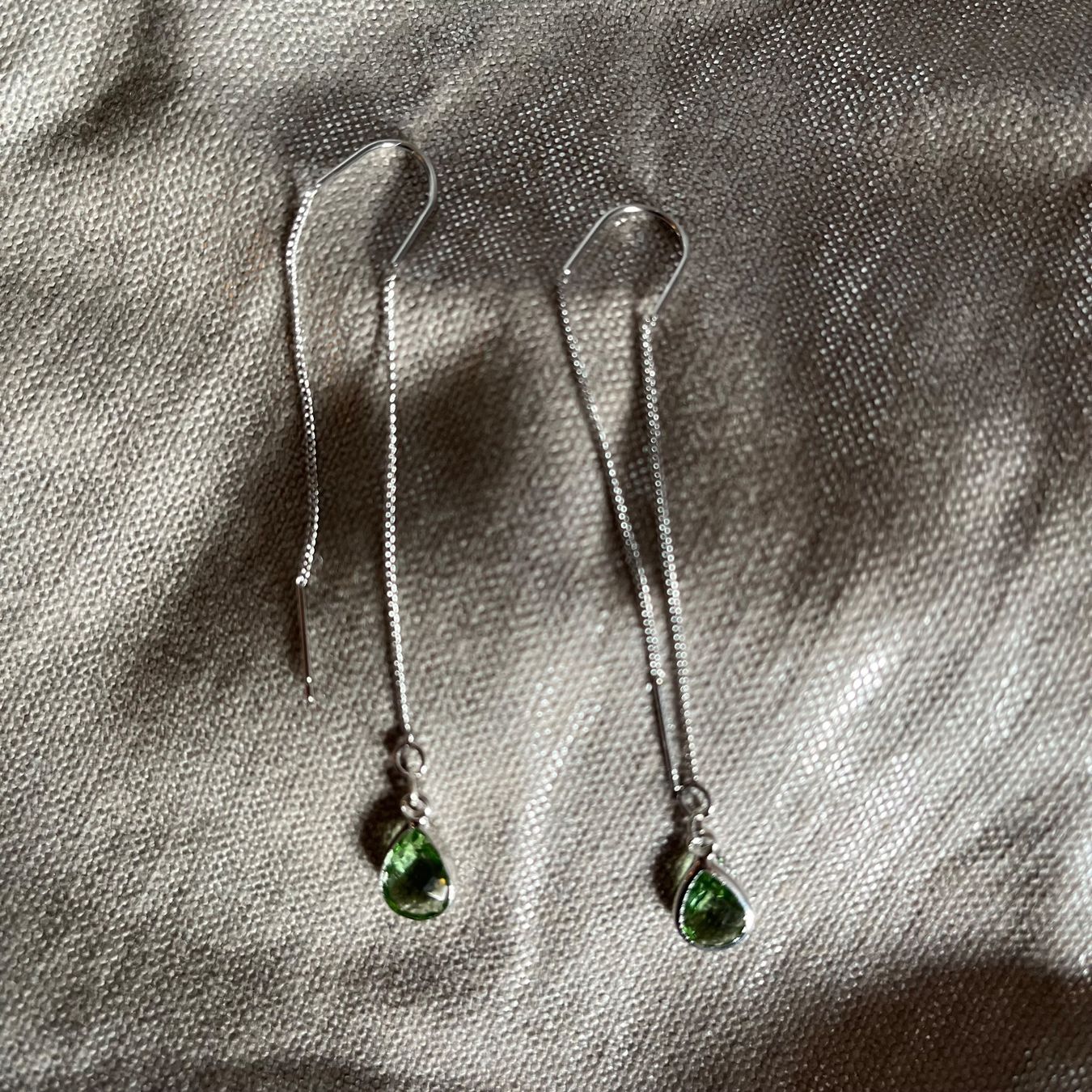 Orecchini pendenti & Orecchini a lobo: Boucles longues argent cabochon en verre vert clair – Nuovo e nell'imballaggio originale da Genève venduto da ct_fqr8