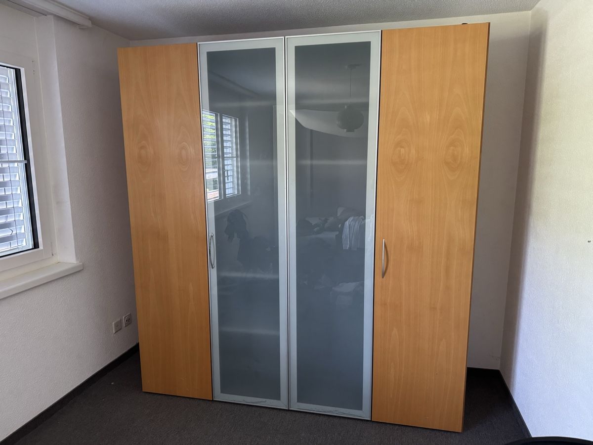 Armoires: Gebrauchter Kleiderschrank  – D'occasion à Rüti ZH par Beli84