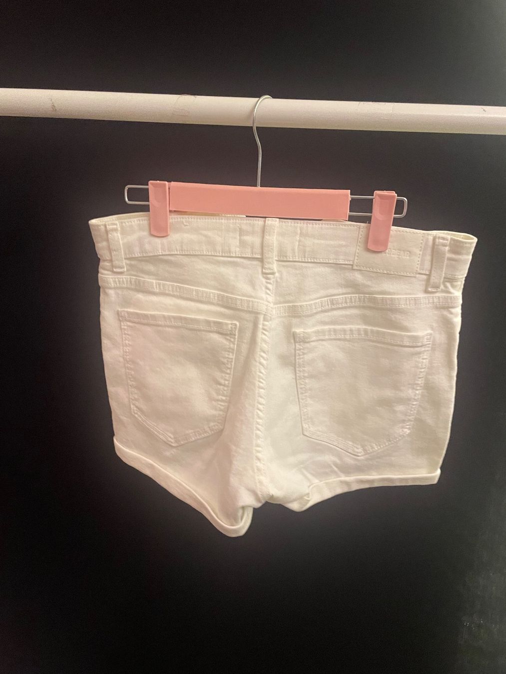 Pull&Bear Pantaloni: Weisse Shorts von Pull&Bear, Grösse 38, neu ungebraucht – Nuovo (secondo la descrizione) da Wollerau venduto da Poschro68 1