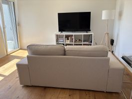 Divano IKEA con pouf color crema, 2 posti