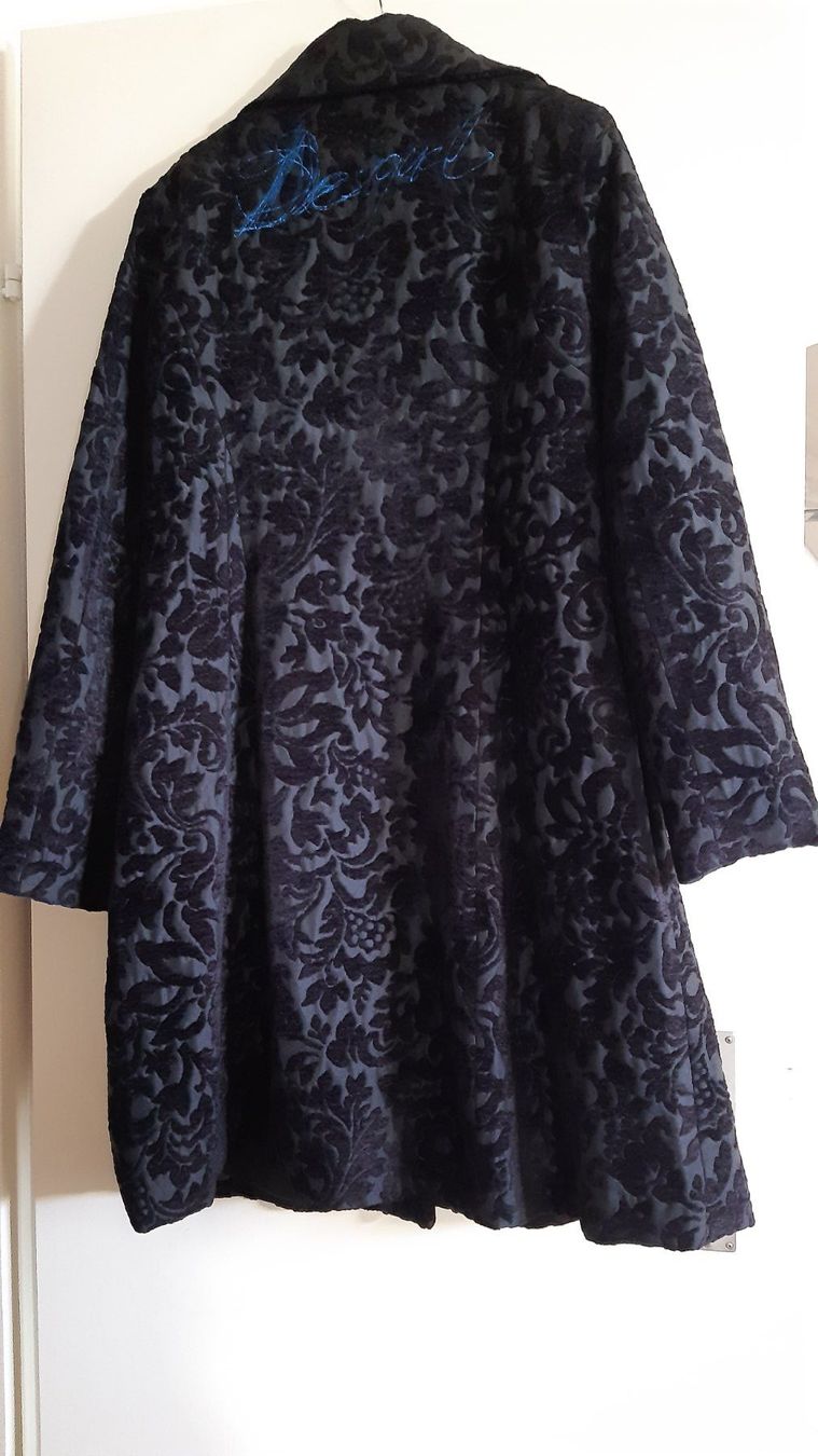 Desigual Mäntel: Desigual Mantel schwarz mit Muster, Grösse 40 – Gebraucht aus Basel von Fashionvictim 1