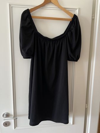 Robe noire H&M, épaules dénudées, manches courtes, T. M été