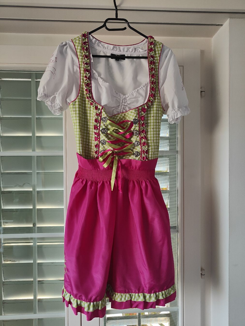 Kostüme: Dirndl wie neu – Neu (gemäss Beschreibung) aus Forch von V.Engeler 1
