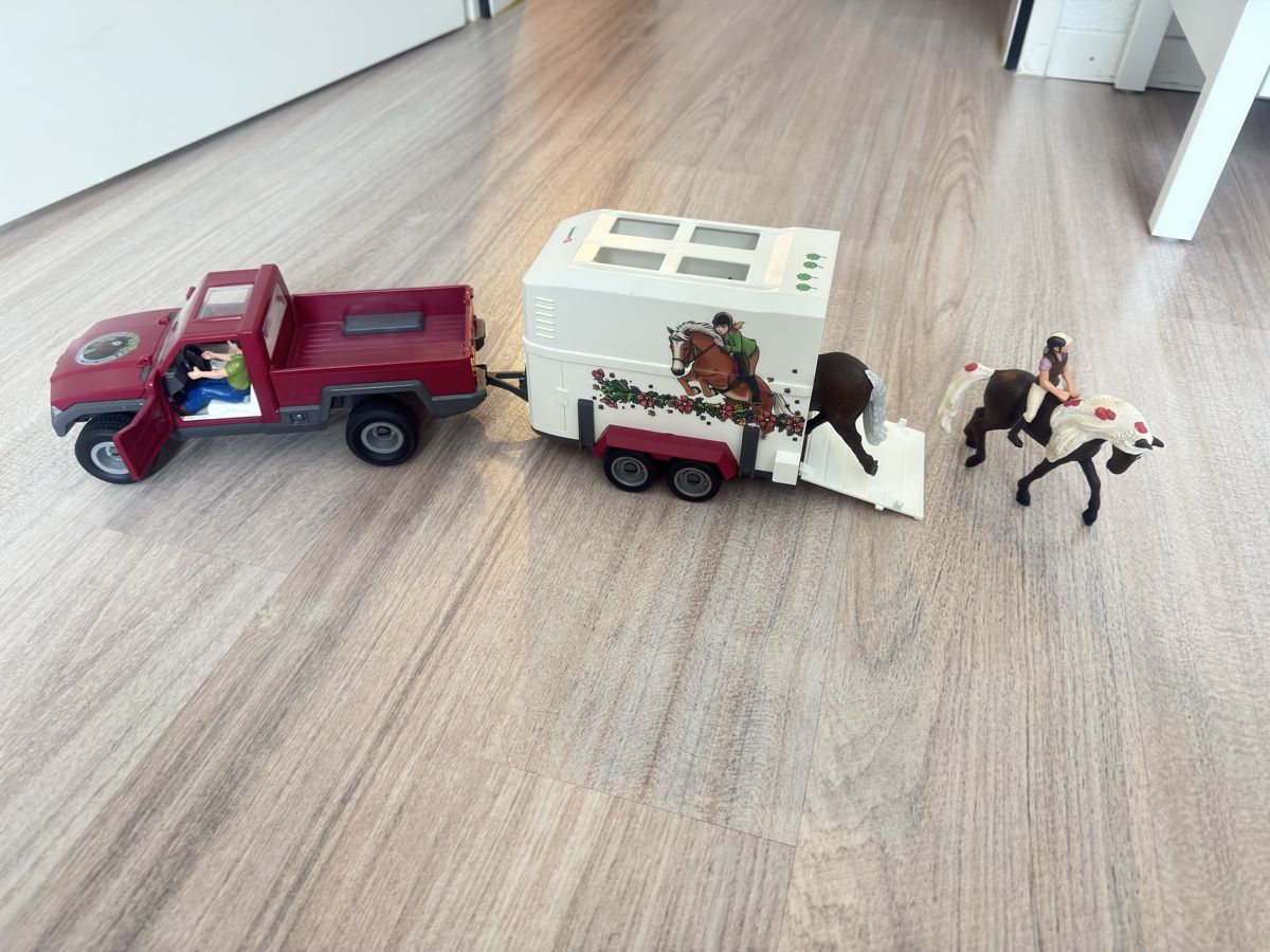 Schleich Giocattoli: Schleich Jeep mit Pferdeanhänger!!! – Usato da Oberentfelden venduto da NunoLouro