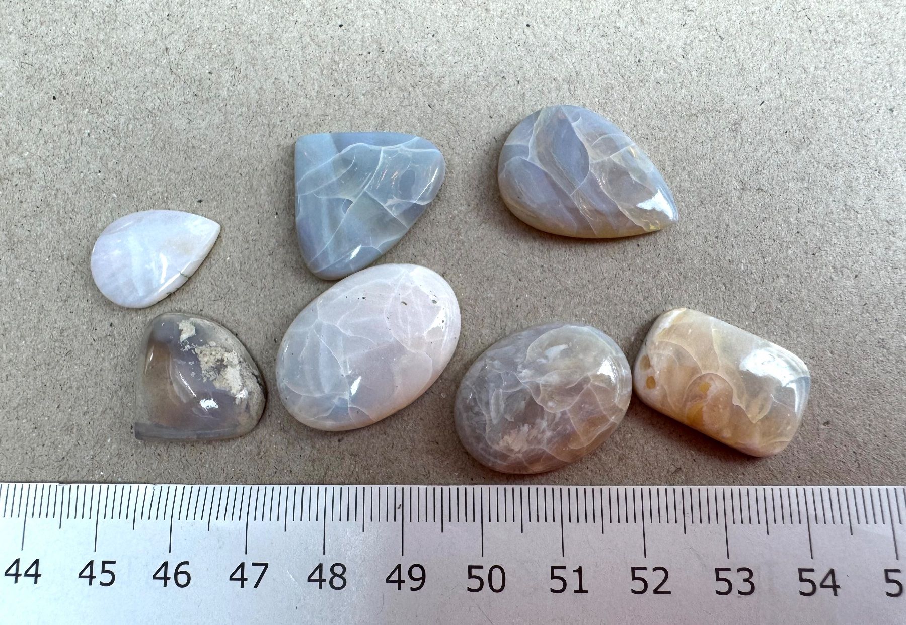 Fossilien: 7 Stk  Cabochons Opal echt  neu gross    LOT  Sammlung – Neu und originalverpackt aus Leuggern von gemshow 3