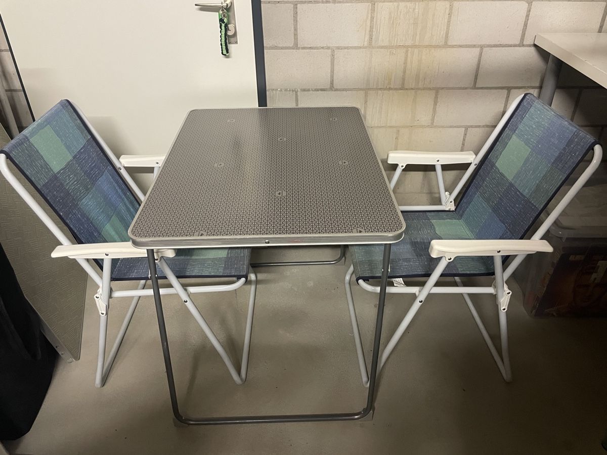 Set di tavolo e panche: Campingtisch mit 2 Stühlen – Usato da Winterthur venduto da Ccity