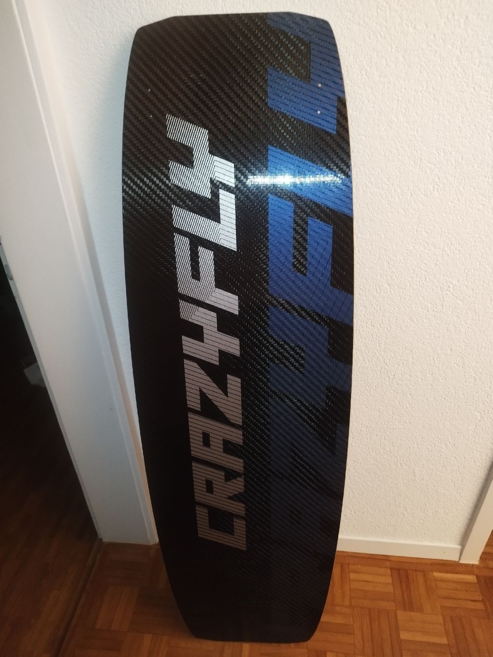 Aquilone: Kiteboard CrazyFly Rootz 140x42 mit Bindung neu – Nuovo e nell'imballaggio originale da Nidau venduto da Felipekite 1