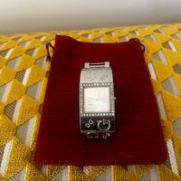 Wunderschöne Guess-Uhr, in gutem Zustand, neue Batterie.