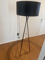 Moderne Stehlampe Schwarz, grosser Lampenschirm, Top Zustand