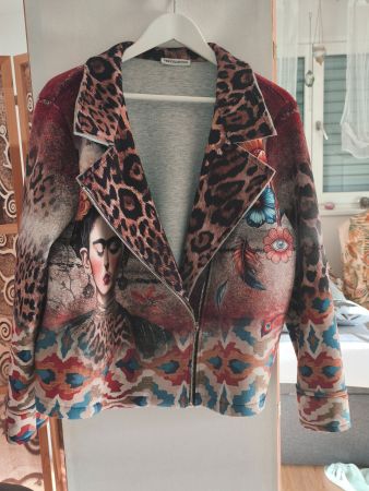 Damen Jacke New Collection mit Frida Kahlo Print passt Gr 44