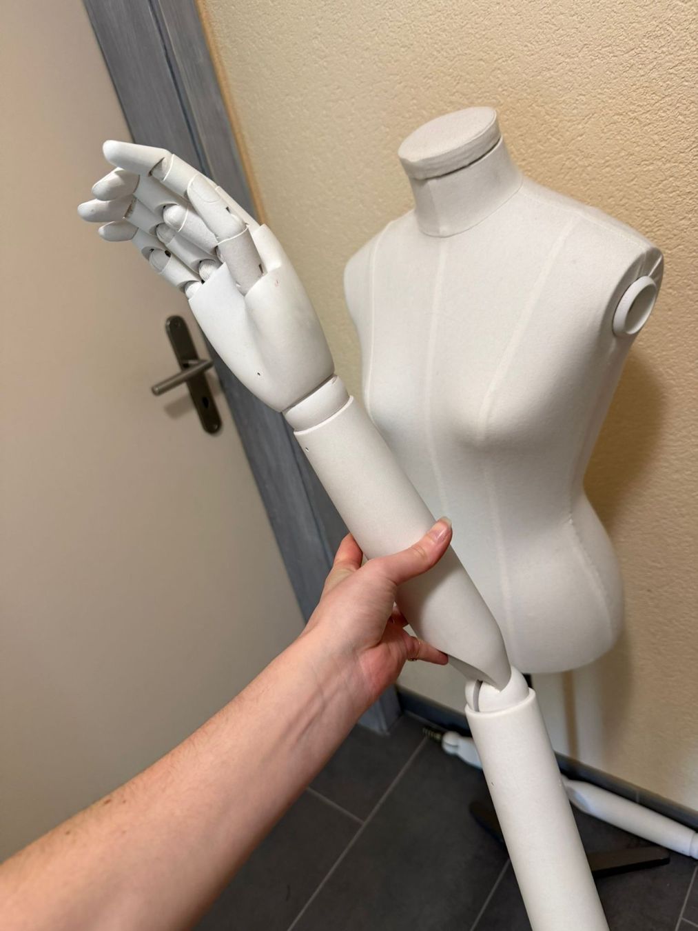Allestimento di negozi e stand fieristici: Mannequin avec bras articulés amovibles – Usato da le landeron venduto da canette 4