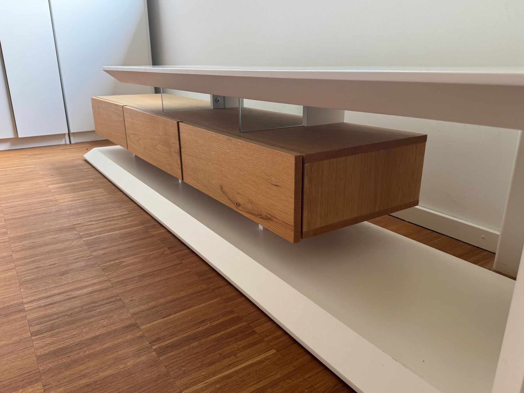 Mobili TV: Modern TV lowboard - white & solid oak – Usato da Baar venduto da brannen17 2
