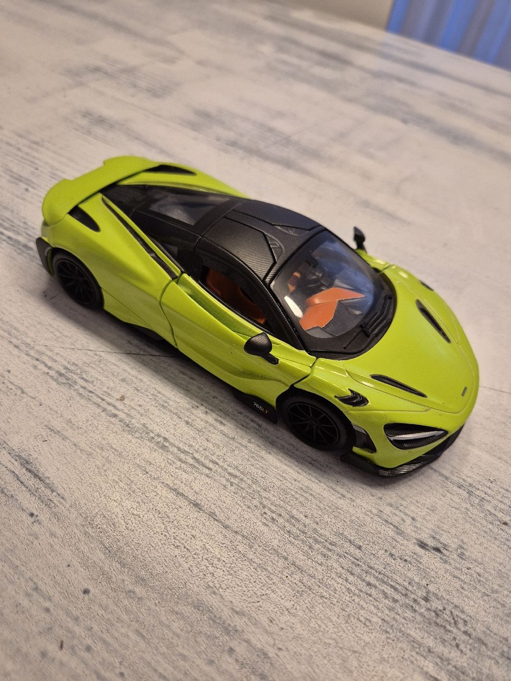 Modellini d'auto: McLaren 765LT Modellauto 1:24 – Usato da Tuggen venduto da Santasbag 1