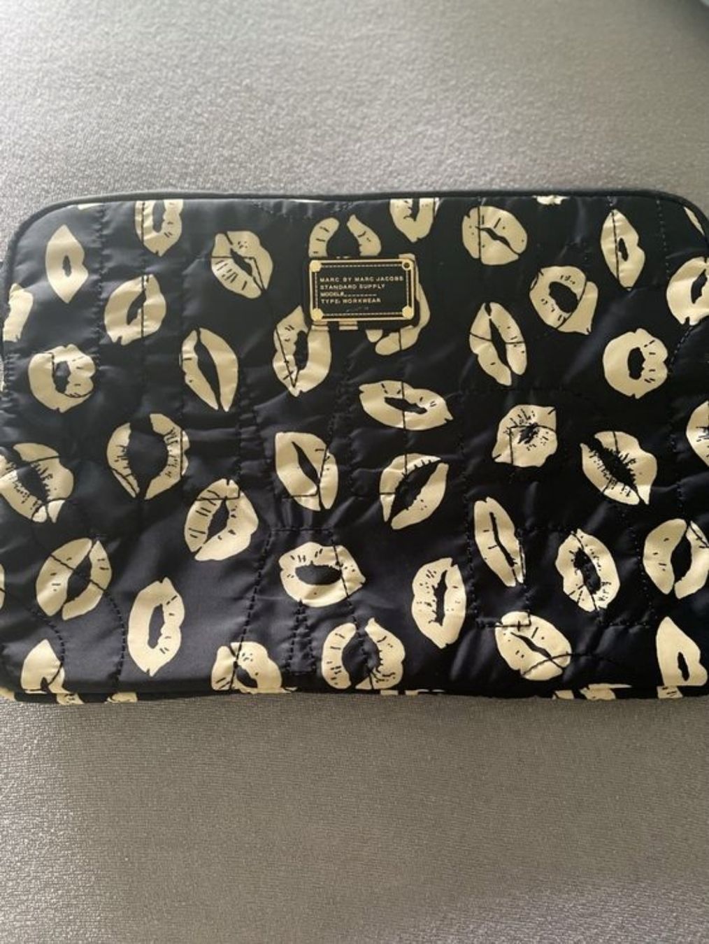 Marc Jacobs Taschen: Fourre lap top de Marc Jacobs – Gebraucht aus Lausanne von Cognitia