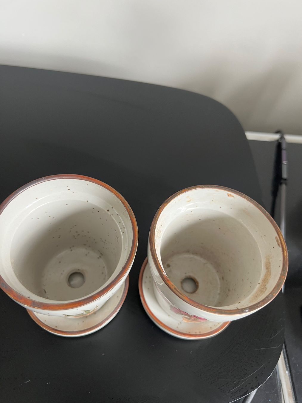 Vasi per fiori: 2er Set Vintage Blumentöpfe mit Untersetzer – Usato da Jona venduto da Sariksa 4
