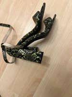 High-Heel-Sandalen mit Schlangenprint
