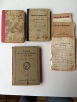 alte gebrauchte Schulbücher und Rechenhefte