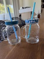 2 Trinkgläser mit Henkel, Deckel & Strohhalm Mason Jar Style