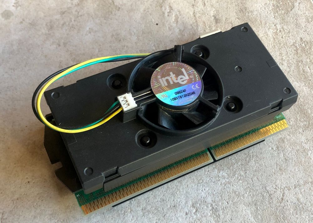 Intel Pentium III (3) Slot 1 CPU, 600/512/100/2.05V 600MHz (Gebraucht ...