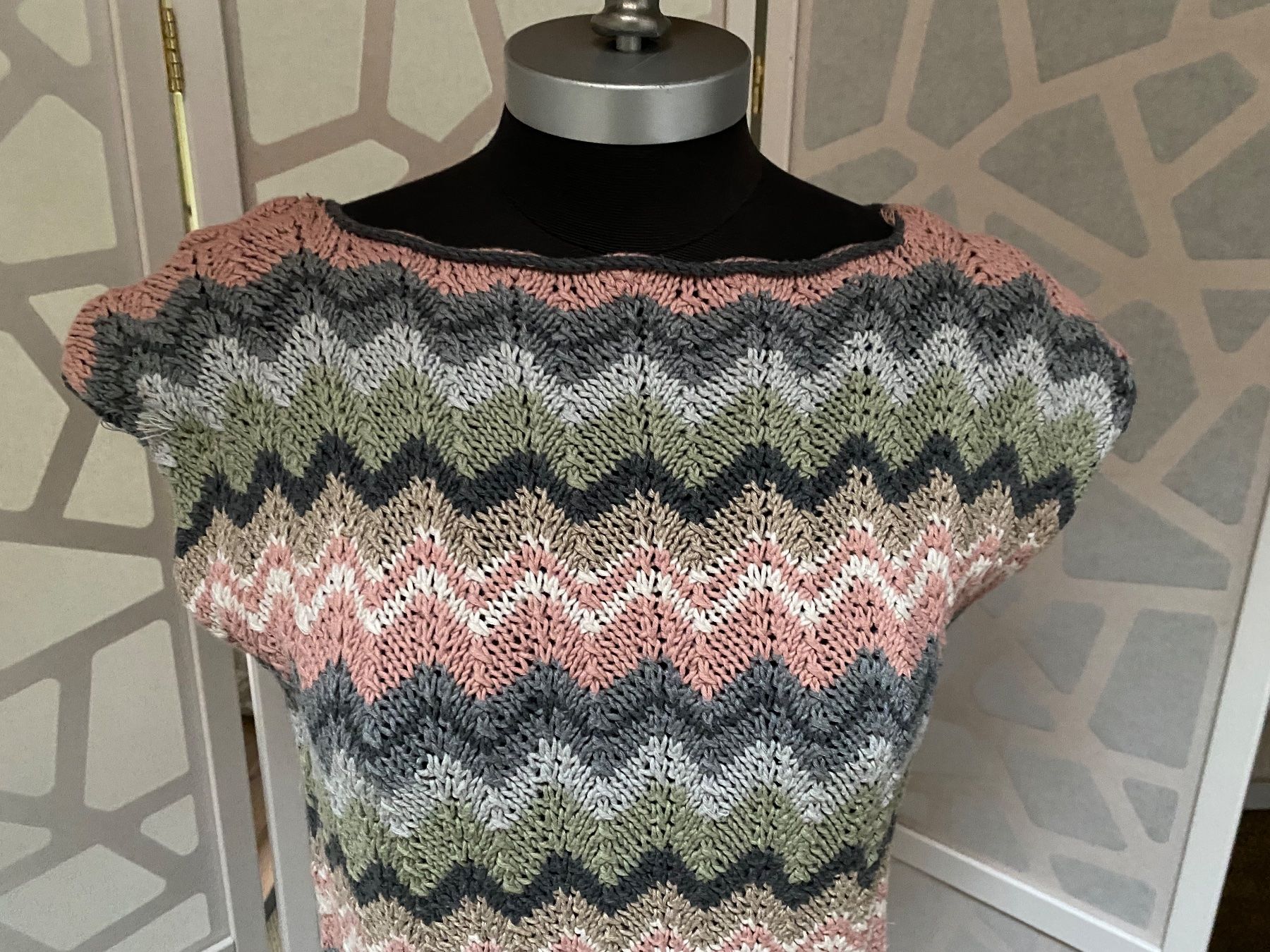 Tuniche: Beautiful hand knitted coloured tunic. M – Usato da Grund b. Gstaad venduto da PlageNeigeplus 1