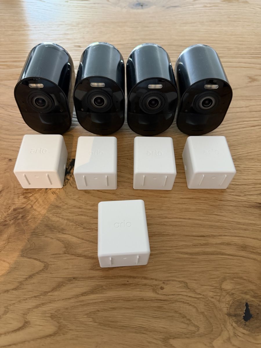 Arlo Videocamere: Arlo Ultra + panneaux solaires + extra – Usato da Riaz venduto da Mercierv