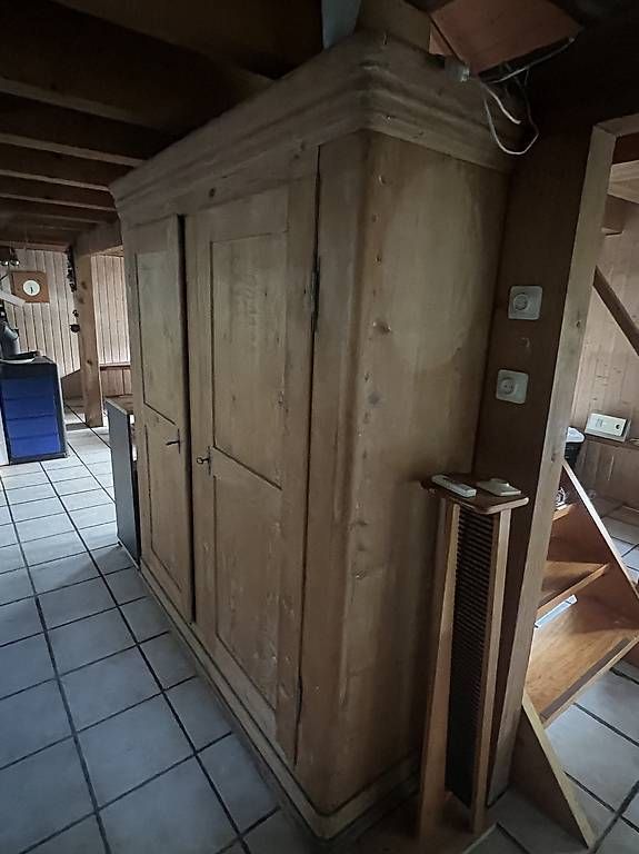 Schränke: Alter Kleiderschrank – Gebraucht aus Sevelen von Pbr0 1