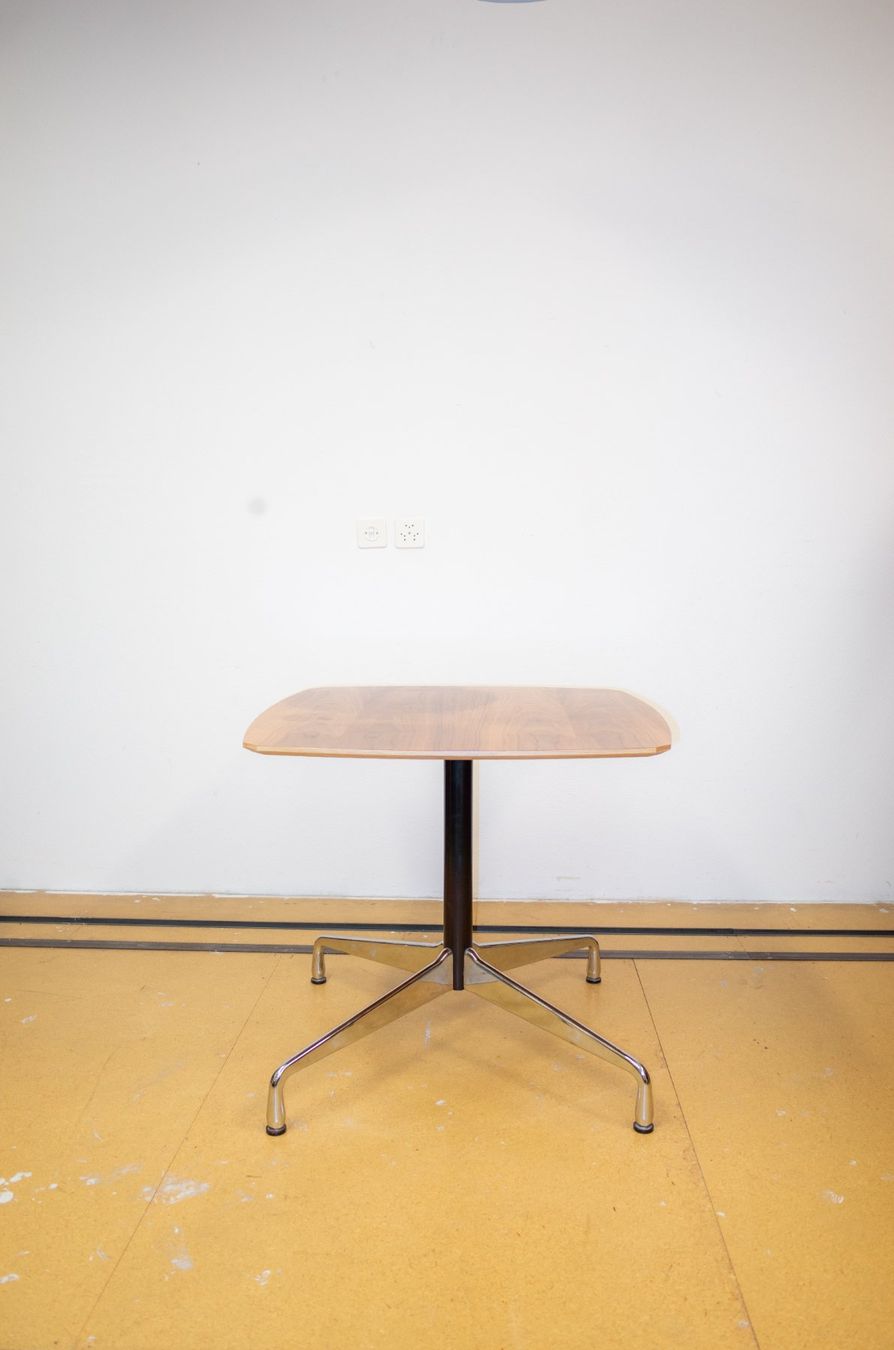 Eames Tavoli: Segmented Table von Charles & Ray Eames – Usato da Basel venduto da GEMEINE_BRENNESSEL 1