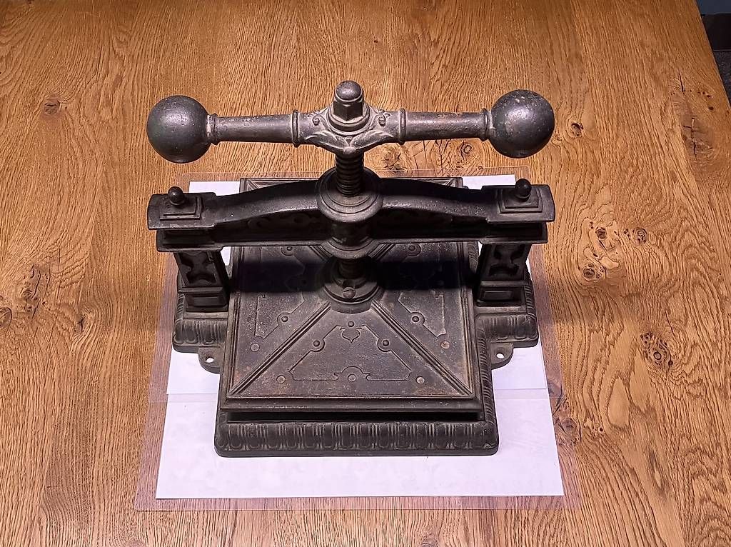 Tutte le macchine: Buch-Presse aus Metall – Usato da Winterthur venduto da Stollentroll
