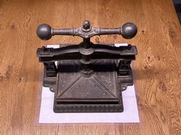 Buch-Presse aus Metall