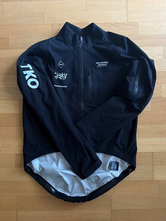 Pas Normal Studios Vestes: Pas Normal Studios T.K.O. Shield Jacket  Men/Grösse M – D'occasion à Zürich par mariusgrieder