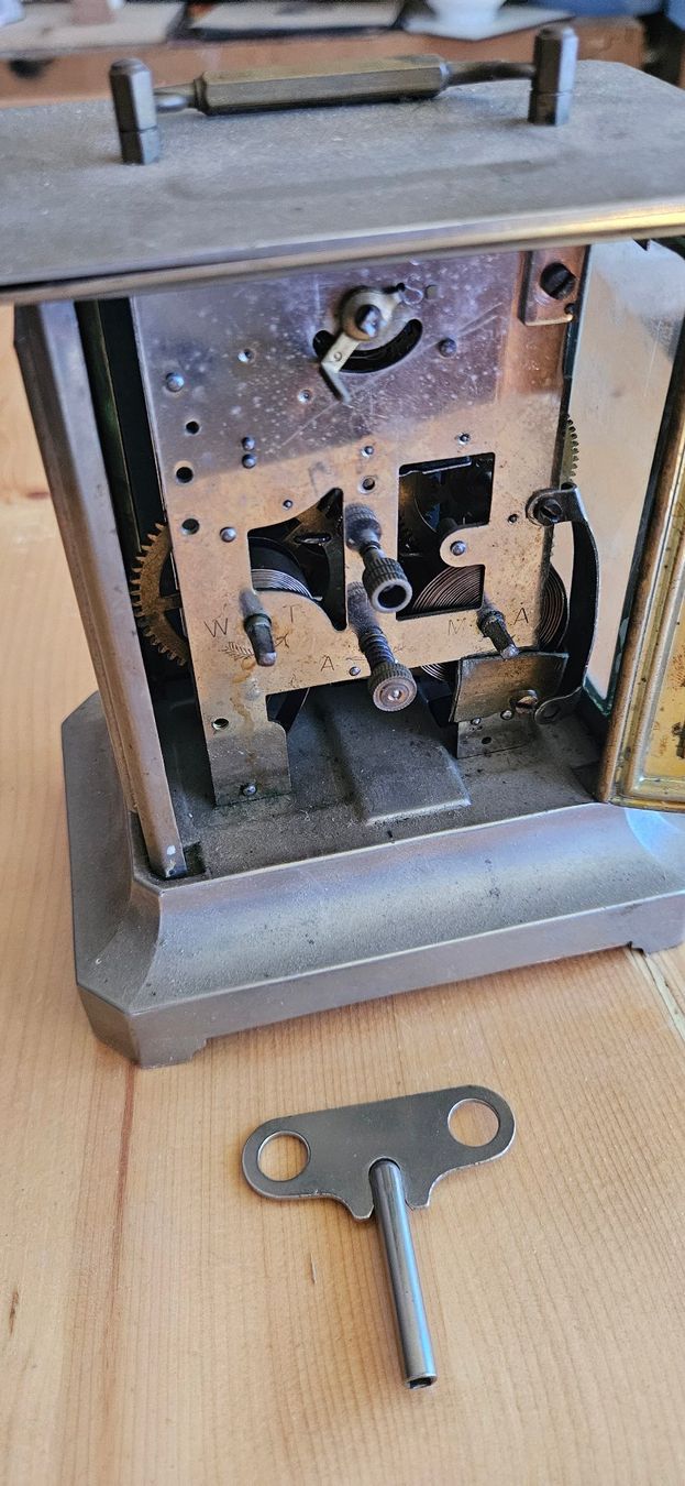 Sveglie: Antiker Tischwecker mit Tragegriff – Usato da ZIHLSCHLACHT venduto da Raja9 3