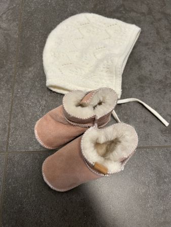 Mützen und Lammfellschuhe