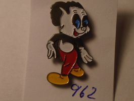 1 Alter Pin Comic Figur mit grossen Augen! (962)